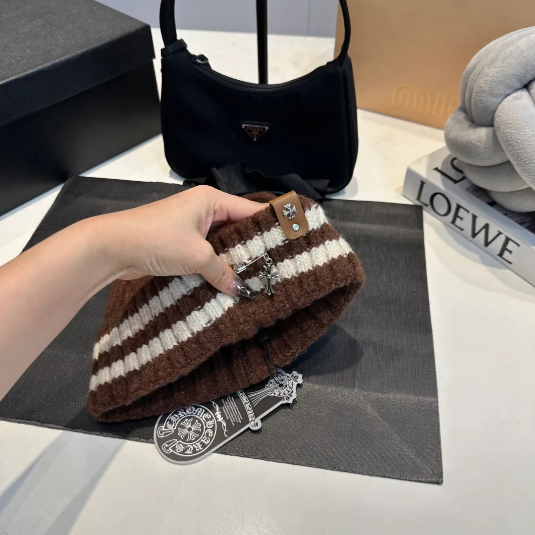 P56 Crow Heart Autumn and Winter Wool Knitted Beanie This must be a favorite of minimalism. It is clean, neat, fashionable and versatile, and will definitely not be picky about your face shape! A fashionable classic that lasts forever! Fashionable black and white can be purchased together!